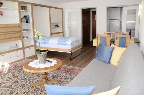 ein Wohnzimmer mit einem Sofa und einem Bett in der Unterkunft Haus Viktoria A in Zermatt