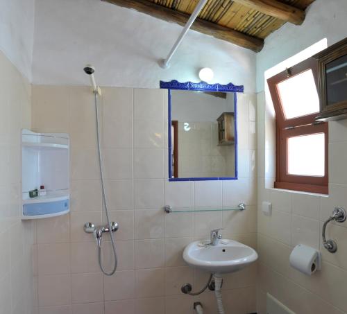 ein Bad mit einem Waschbecken und einem Spiegel in der Unterkunft Quintal do Castelo in Silves