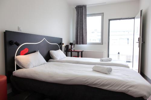 two beds sitting next to each other in a bedroom at St Christopher's Inn Paris - Gare du Nord in Paris