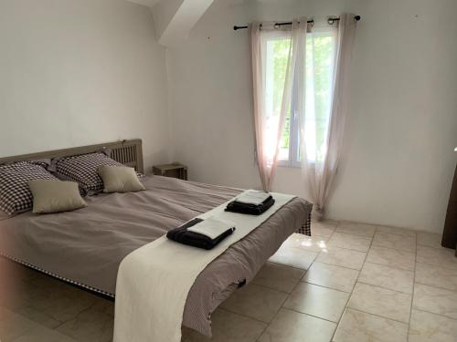 A bed or beds in a room at Domaine le Commandaire