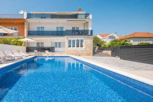 una imagen de una piscina en una villa en Apartments Apollo en Trogir
