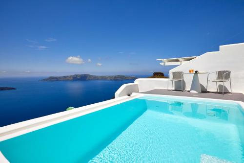 a swimming pool with a view of the ocean at Dreams Luxury Suites in Imerovigli