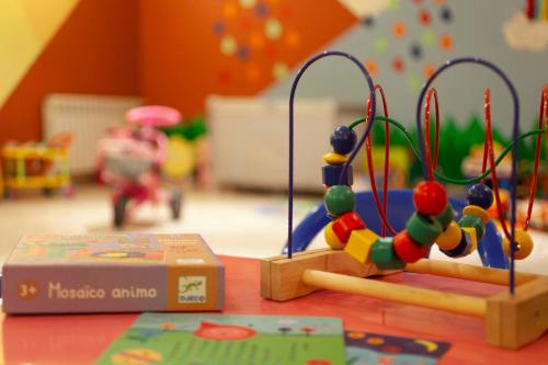 a toy set of beads on a table with a box at Hotel Segle XX in El Tarter