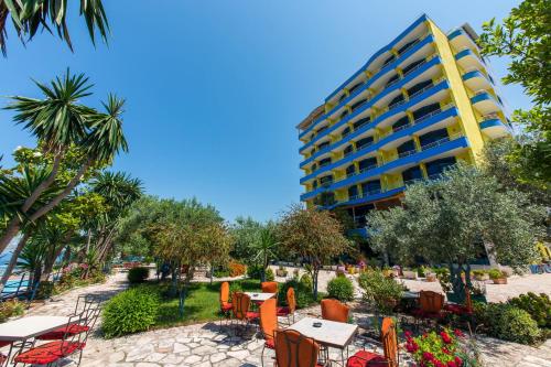 Un jardín fuera de Hotel Bahamas