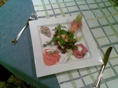 ゲストハウスの敷地内または近くでの食事または食べ物