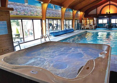 einen großen Whirlpool im Pool in der Unterkunft Pantglas Hall Holiday Lodges and Leisure Club in Carmarthen