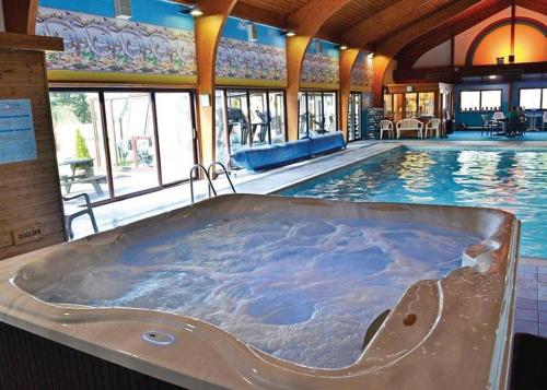 Πισίνα στο ή κοντά στο Pantglas Hall Holiday Lodges and Leisure Club