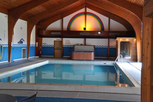 Πισίνα στο ή κοντά στο Pantglas Hall Holiday Lodges and Leisure Club