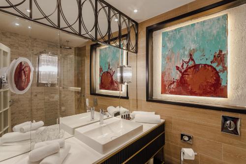 un bagno con lavandino e specchio di Boutique Hotel & Spa Casa del Mare - Mediterraneo a Herceg-Novi