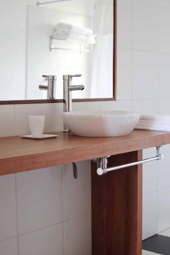 a bathroom with a white sink and a mirror at Santa Filomena de Cunaco in Cunaco