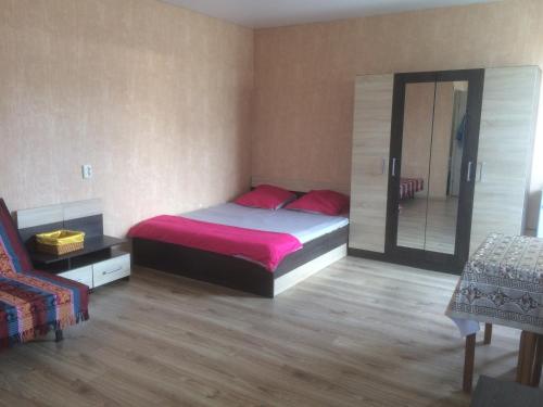 エイスクにあるGuest house Lizaのベッドルーム1室(ピンクのシーツが備わる大型ベッド1台付)
