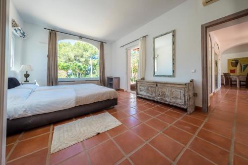 En eller flere senge i et værelse på Exclusive Villa in Porroig