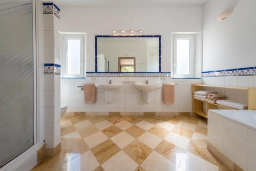Kylpyhuone majoituspaikassa Exclusive Villa in Porroig