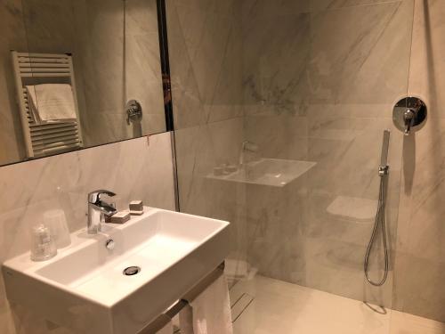 حمام في فندق سافويا ريجنسي