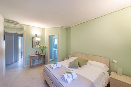 ein Schlafzimmer mit einem Bett mit zwei Handtüchern darauf in der Unterkunft B&B Casa Paola in Moniga