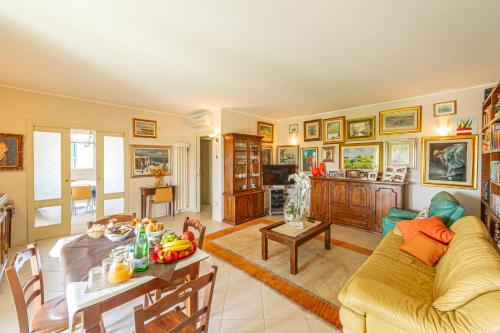 ein Wohnzimmer mit einem Sofa und einem Tisch in der Unterkunft B&B Casa Paola in Moniga