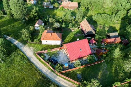 an aerial view of a house with a train at Szarvas Vendeghaz in Izvoru Mureşului