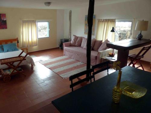 Casa Imeldo y Eloisa في El Pinar del Hierro: غرفة معيشة مع أريكة وطاولة