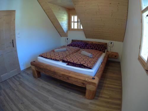 Tempat tidur dalam kamar di Roubenka Pod Čapím vrchem