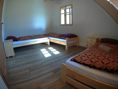 Una cama o camas en una habitación de Roubenka Pod Čapím vrchem