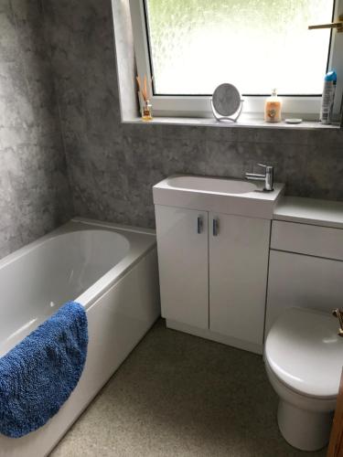 La salle de bains est pourvue d'une baignoire, de toilettes et d'un lavabo. dans l'établissement Number 43 The Gower Holiday Village, à Swansea