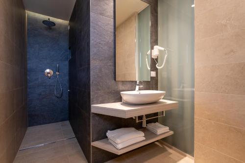 y baño con lavabo y ducha. en Hotel Ancora, en Lido di Jesolo