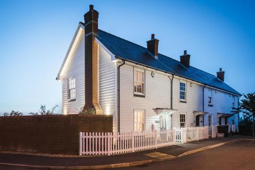 Gallery image of Owlers Cottage in Camber