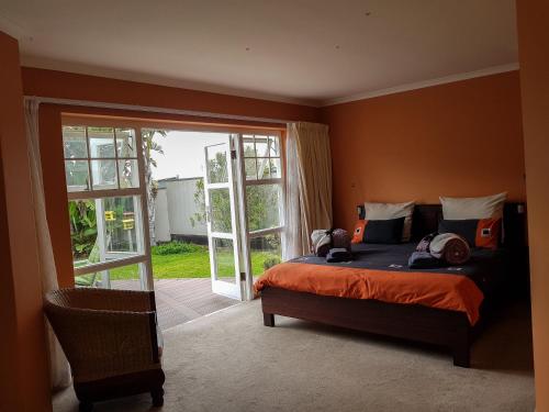 - une chambre avec un lit et une porte ouverte dans l'établissement 9 on Kiebitz, à Swakopmund