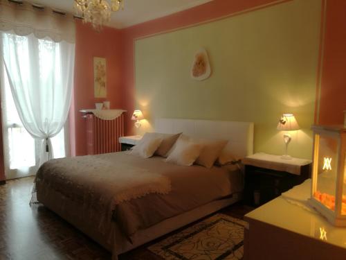 a bedroom with a large bed and a window at Le rose di Mapi in Mango