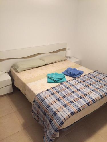 ein Bett mit zwei Handtüchern darüber in der Unterkunft SAFA 2 in Palm-mar