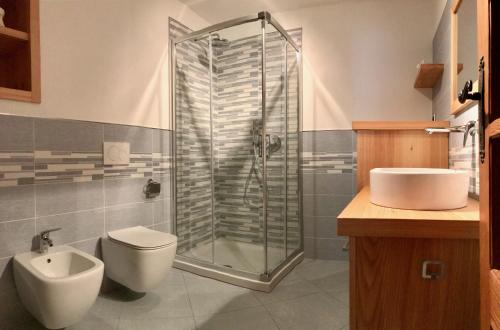 y baño con ducha, aseo y lavamanos. en Casa Vacanze Elisa, en Sauze dʼOulx