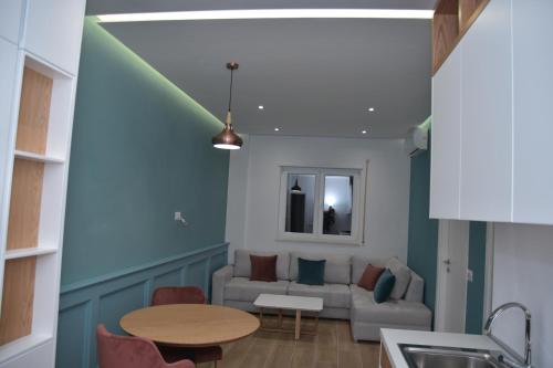 - un salon avec une table et un canapé dans l'établissement Airen Hotel Velipoje, à Velipojë