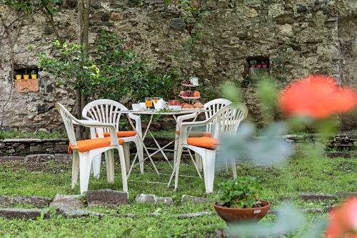 东戈B&B Villa Rosalinda的一张桌子,上面有两把椅子和一盘食物