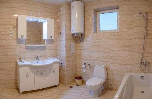 ein Badezimmer mit einem Waschbecken, einem WC und einem Spiegel in der Unterkunft Sunset Vibes in Arapya - Breathtaking Views + POOL in Arapya