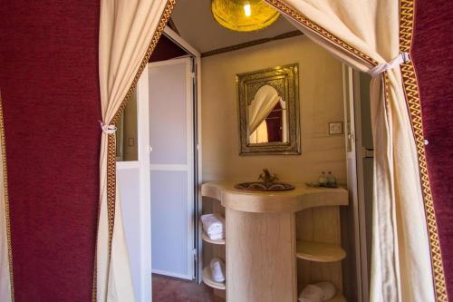 Vonios kambarys apgyvendinimo įstaigoje bassou luxury camp