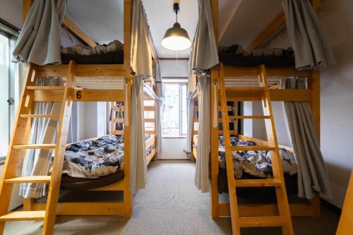 Palanda nebo palandy na pokoji v ubytování TOP EDGE HOSTEL Koenji