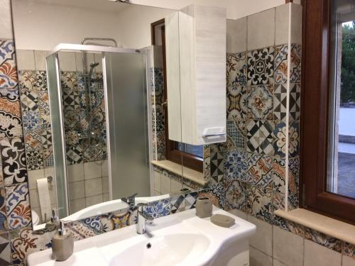 スコッラーノにあるGianpaolo ospitaleのバスルーム(洗面台、鏡付)