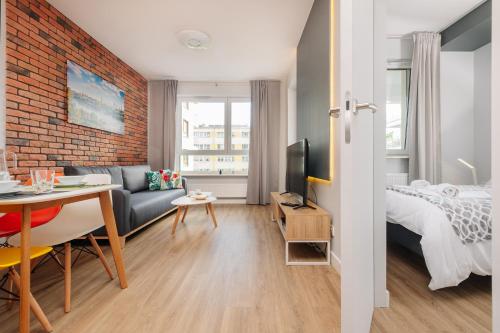 Ce petit appartement comprend une chambre et un salon. dans l'établissement Stare Bielany 2-Bedroom Apartment, à Varsovie