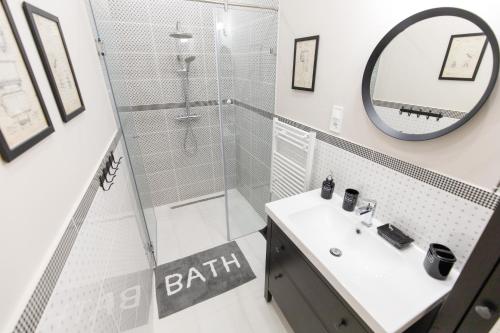 E13 - Elegant Apartment في بودابست: حمام مع دش ومغسلة ومرآة