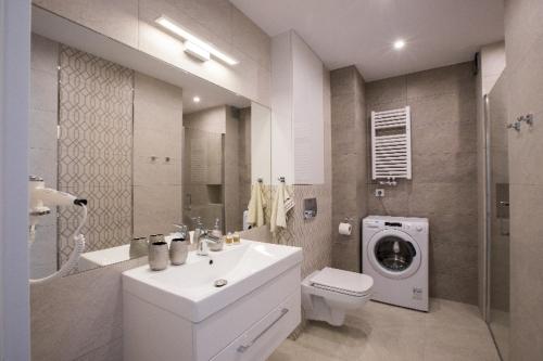Ett badrum på Resort Apartamenty Klifowa Rewal 26