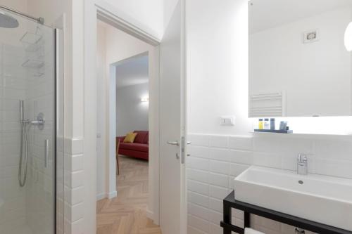 Un baño de Metropolitan Suites
