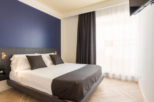 una camera con un letto e una grande finestra di Metropolitan Suites ad Ancona