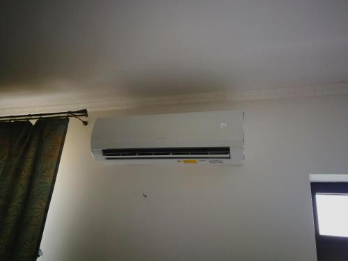 a air conditioner on the ceiling of a room at Sia & Sophie House Oradea in Sîntandrei