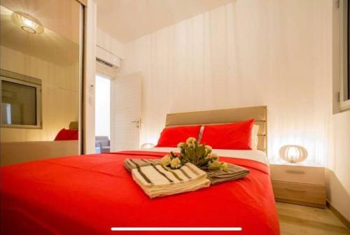 ein Schlafzimmer mit einem roten Bett mit roten Kissen in der Unterkunft LaNi Lux View Apartment with Pool in Kotor
