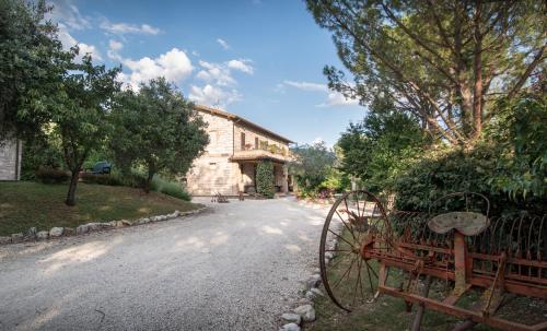 a carriage parked on the side of a road at Agriturismo Il Giardino Dei Ciliegi in Passaggio Di Assisi