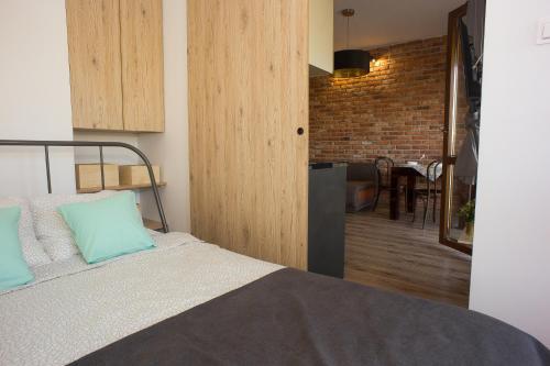 Un dormitorio con una cama con una almohada azul. en Atrium Apartment z garażem, en Toruń
