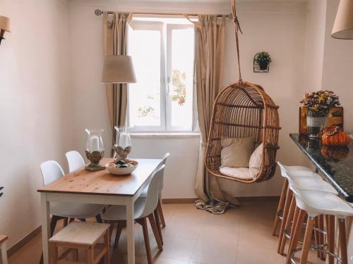 une salle à manger avec une table et une cage pour oiseaux dans l'établissement Casas do Lago, à Estremoz