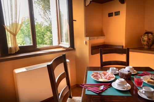 a dining room with a table with food on it at Agriturismo Il Giardino Dei Ciliegi in Passaggio Di Assisi