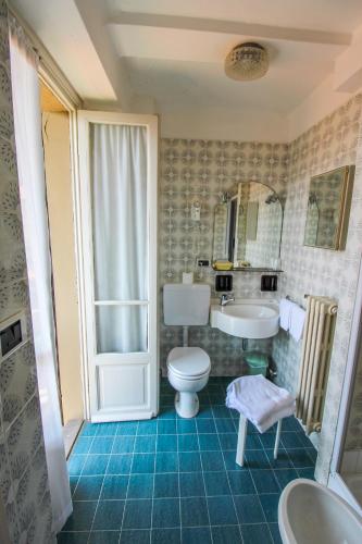 Bilik mandi di Hotel Moderno