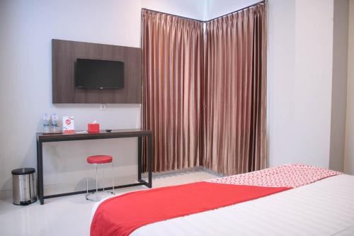 Кровать или кровати в номере Super OYO 1006 Azzahra Guest House Syariah